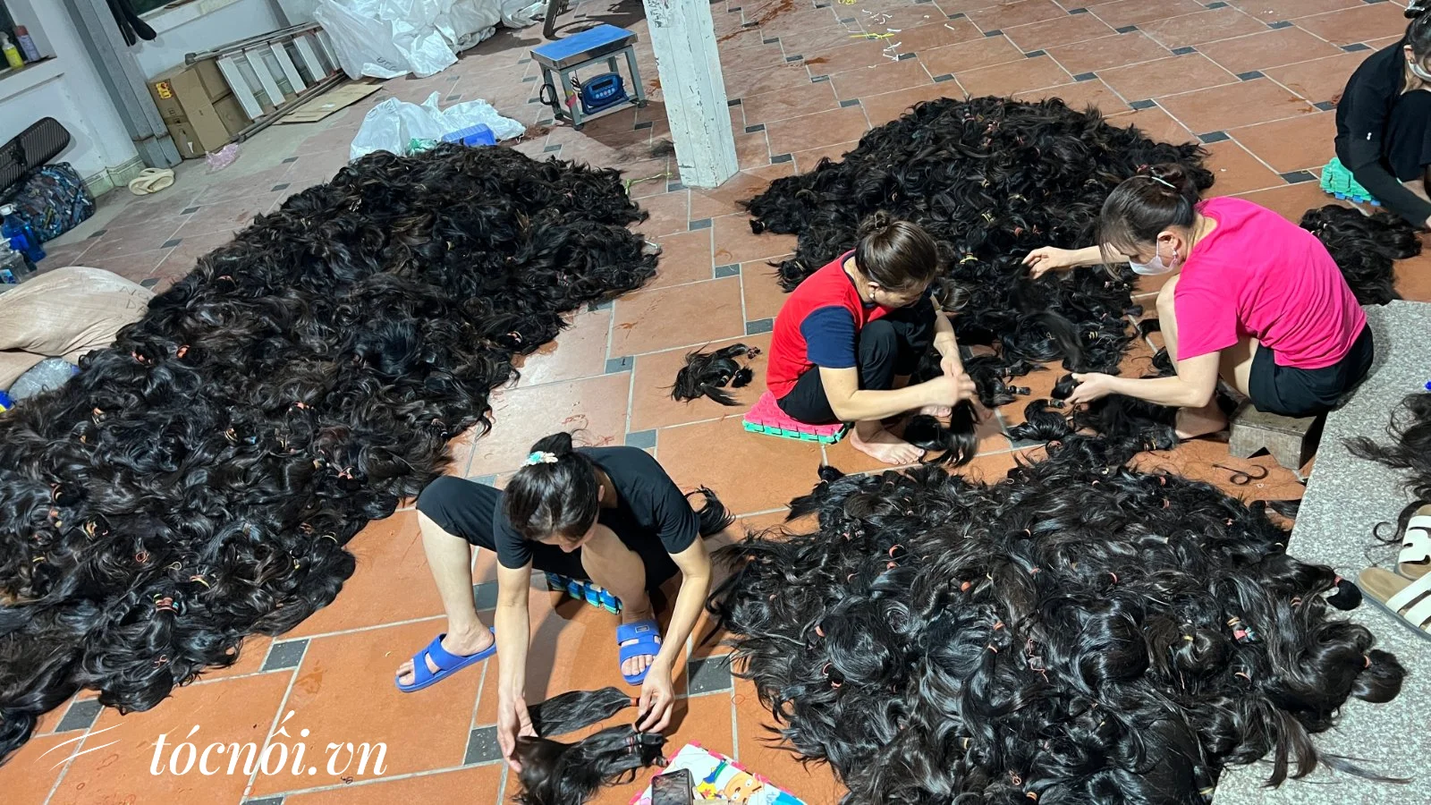 Thu mua tóc nối từ các nguồn rõ ràng là xưởng cung cấp tóc nối uy tín